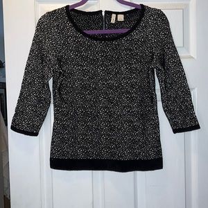 Casual patterned sweater.